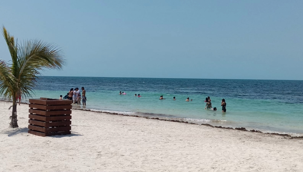 Bañistas acuden a mitigar el calor en playas de Campeche: EN VIVO
