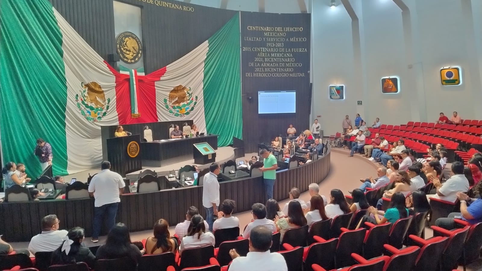Ciudadanía critica la reproducción de un video de Shakira en pleno Congreso de Quintana Roo, desatando el cuestionamiento de este durante la sesión.