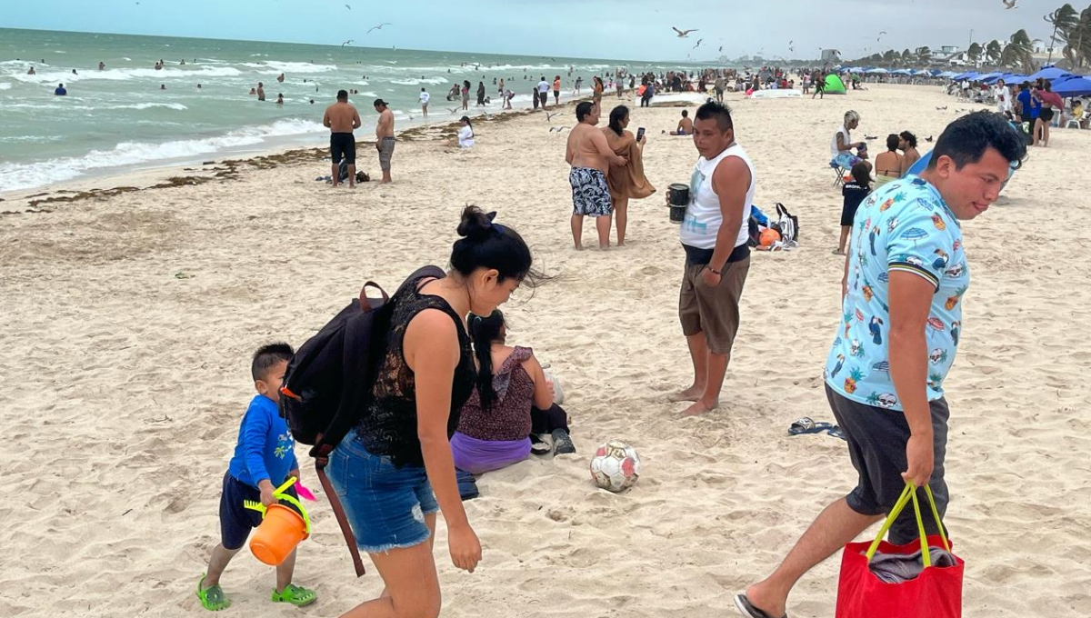 Bañistas abarrotan la playa de Progreso ante el inicio de la Semana Santa: EN VIVO