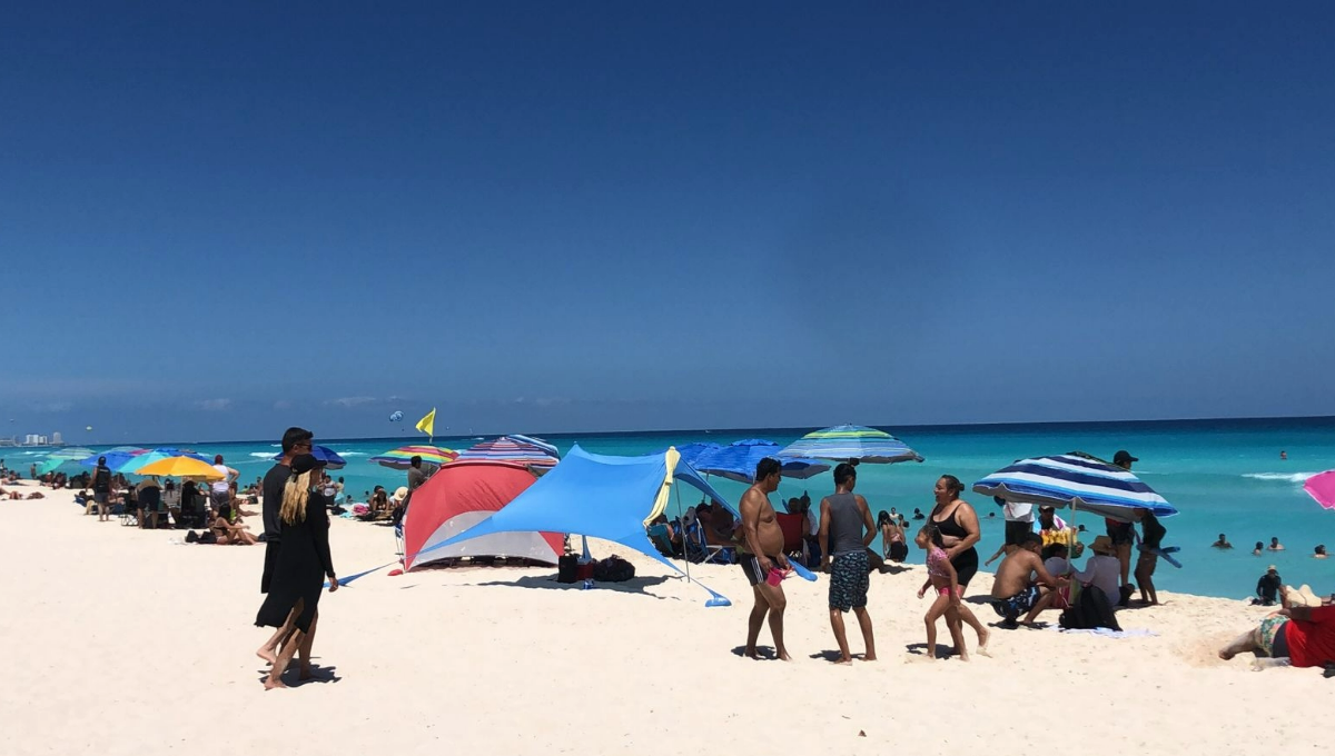 Blindan playas de Cancún ante la llegada de miles de bañistas en Semana Santa