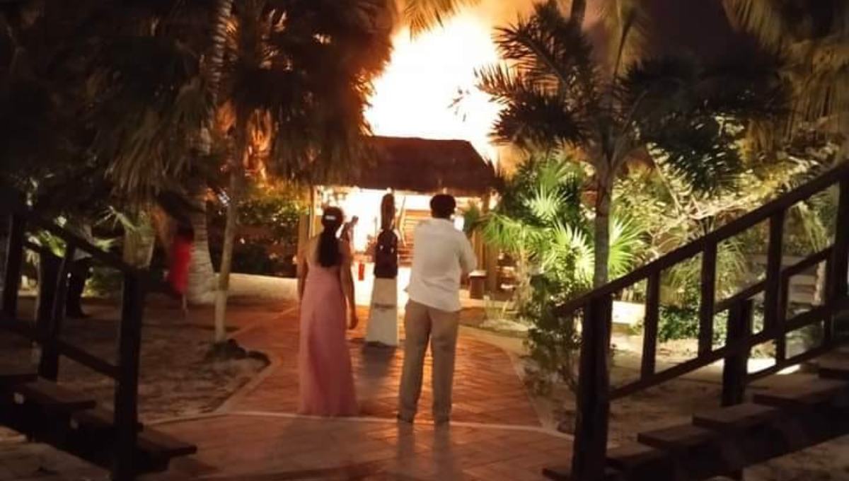 Pirotecnia quema una palapa con invitados a una fiesta de boda, en Telchac.