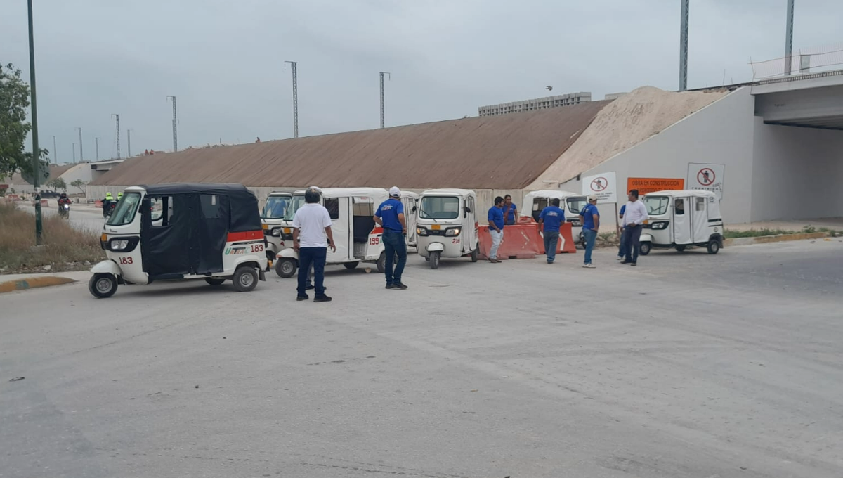 Mototaxistas de Playa del Carmen bloquean obras del Tren Maya; exigen justicia por muerte de compañero