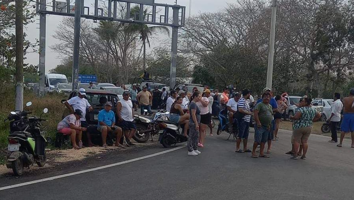Pescadores bloquean entronque a Río Lagartos, San Felipe y Las Coloradas tras operativo 'sorpresa'