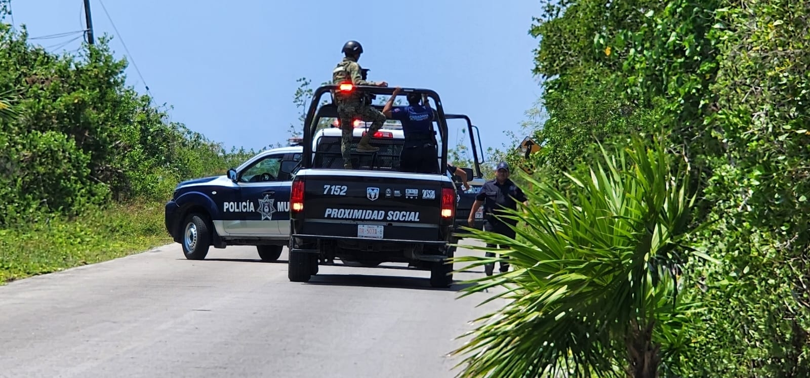 Hombre se encierra en su auto para suicidarse en una playa de Cozumel