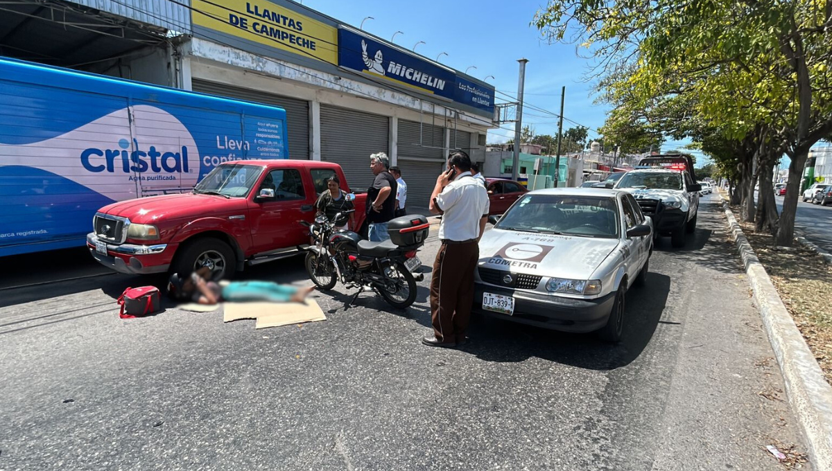 Mujer lesionada tras chocar su motocicleta contra coche en Campeche