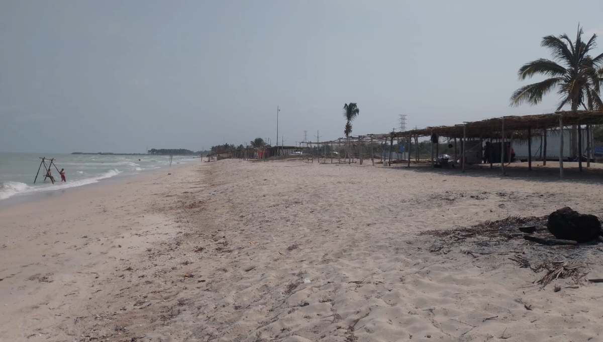 Fuerte oleaje 'espanta' a vacacionistas de las playas de Sabancuy, Campeche