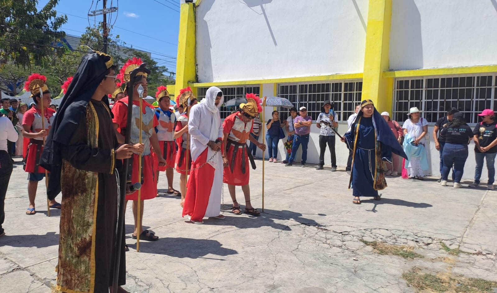 Vecinos de Mérida presencian el camino de Jesús hasta su crusifixión