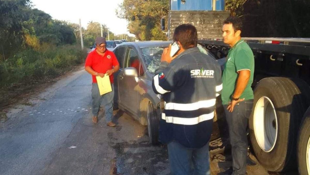 Por esquivar un bache, hombre choca su vehículo contra tráiler en Ciudad del Carmen