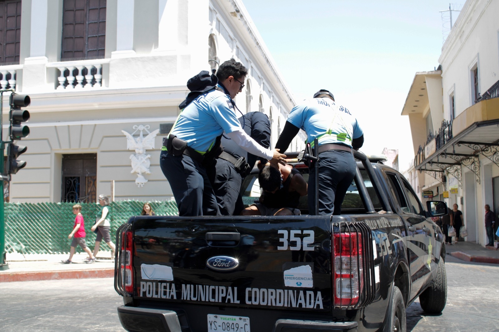 Detienen a un joven por golpear una patrulla de la Policía Turística de Mérida