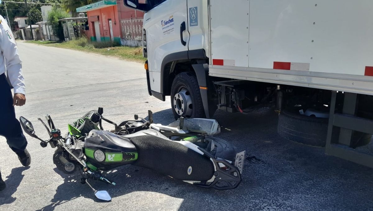 Motociclista choca contra un camión de abarrotes en Escárcega, Campeche