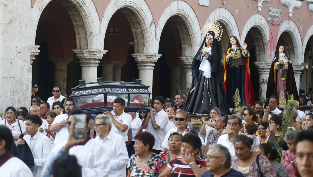 Con imágenes los católicos caminaron en pleno Centro Histórico de Mérida