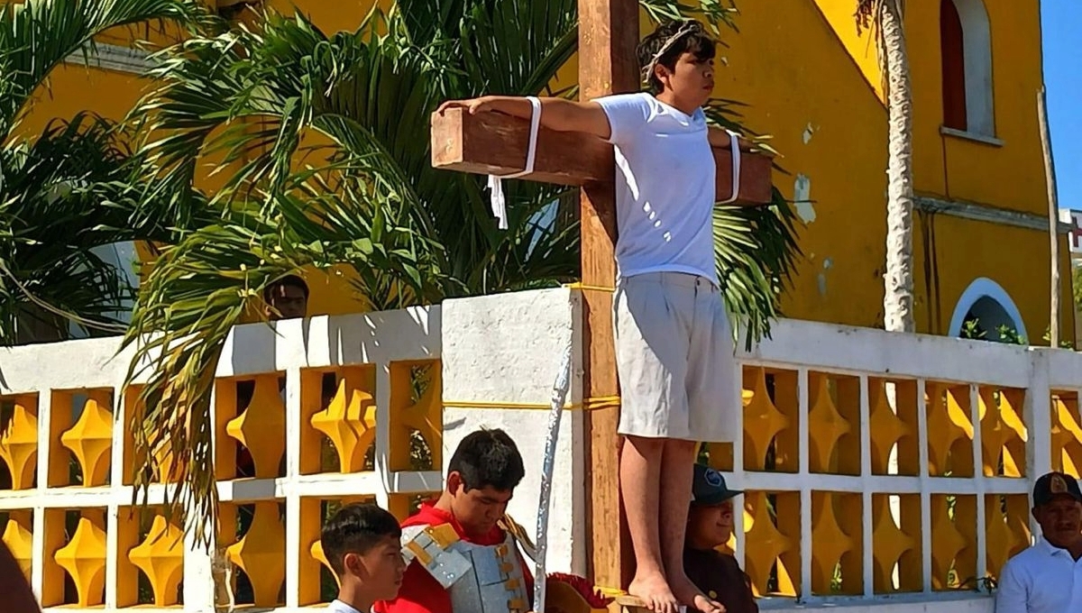 Realizan Viacrucis de Viernes Santo en la Villa de Sabancuy, Campeche