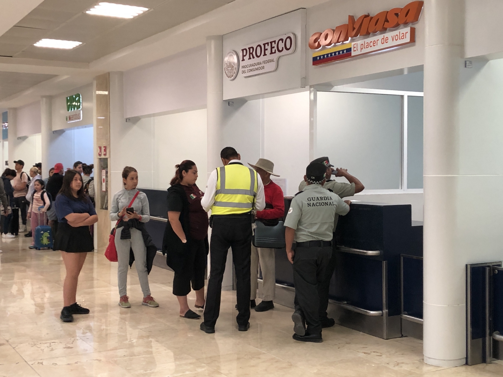 Aeropuerto de Cancún: Volaris vende boletos sin asientos a una familia de Guatemala