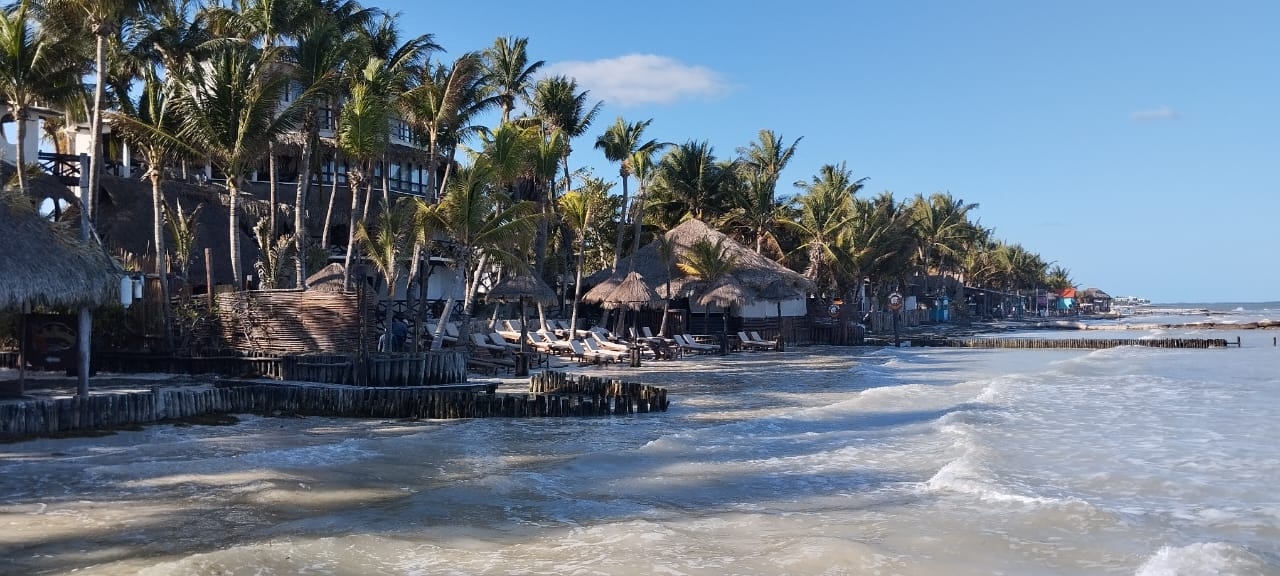 Turistas exhiben la presunta privatización de las playas en Holbox, Quintana Roo