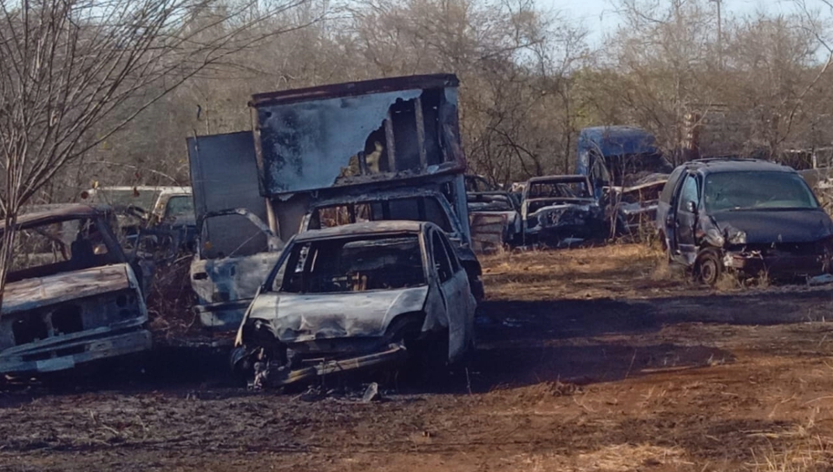 Se queman 30 vehículos en un corralón de Hopelchén, Campeche