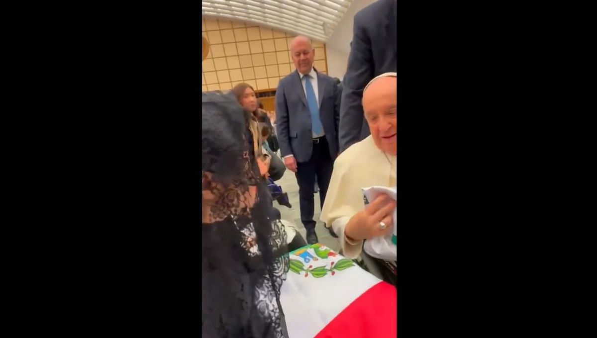 Sandra Cuevas visitó El Vaticano donde tuvo un encuentro con el Papa Francisco, a quien le regaló una bandera de México