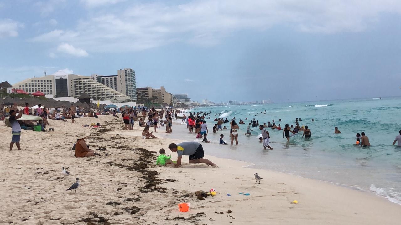 Se registra gran movilidad de personas en las playas de Cancún