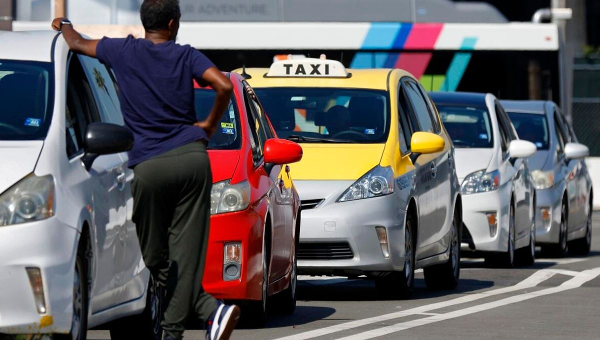 Taxistas detienen a asaltantes tras intento de robo en San Ysidro, Baja California