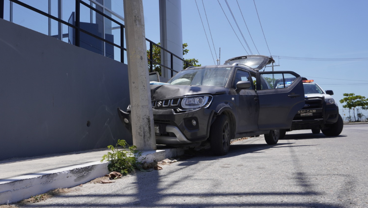 Conductora choca contra un poste en Campeche al perder el control de su auto