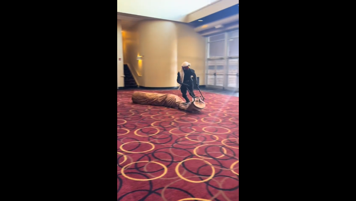 Joven llega al cine vestido de Fremen y montado sobre un gusano en Estados Unidos: VIDEO