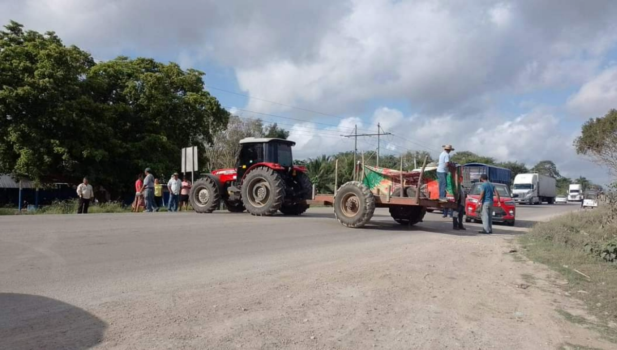 Habitantes de la comunidad de Carlos A. Madrazo cerraron la carretera Chetumal- Campeche