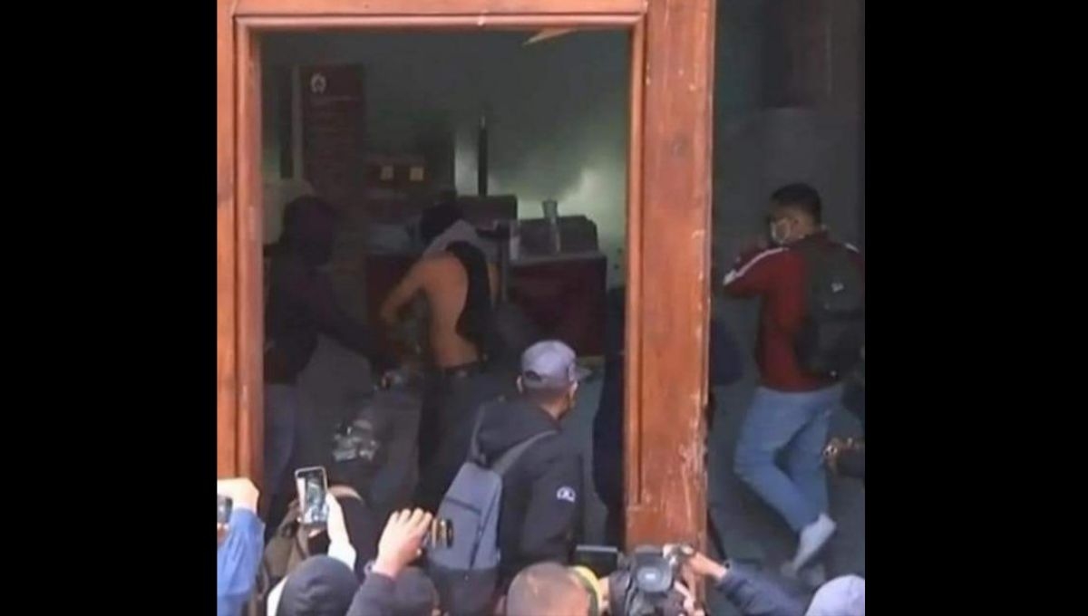 La mañana de este miércoles, normalistas de Ayotzinapa derribaron con una camioneta una de las puertas de Palacio Nacional ubicada en la calle Moneda