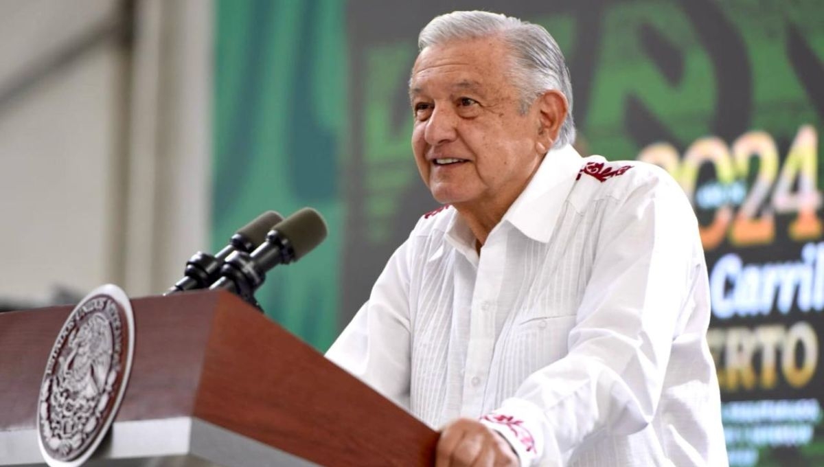 López Obrador alerta de infiltrados en manifestaciones del 8M y justifica vallas en Palacio Nacional