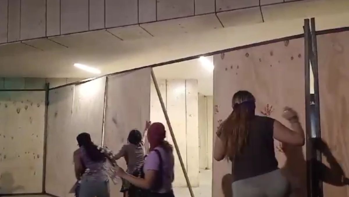 Feministas tiran vallas en Palacio de la Música y encienden fuego cerca del Palacio de Gobierno