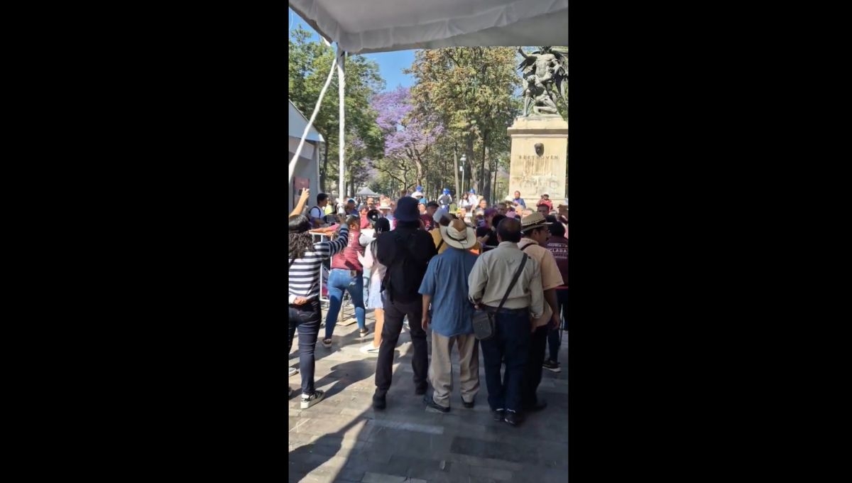 Integrantes de la Colectiva Ángeles Violeta llegaron al evento de Clara Brugada en la Alameda Central para lanzar consignas