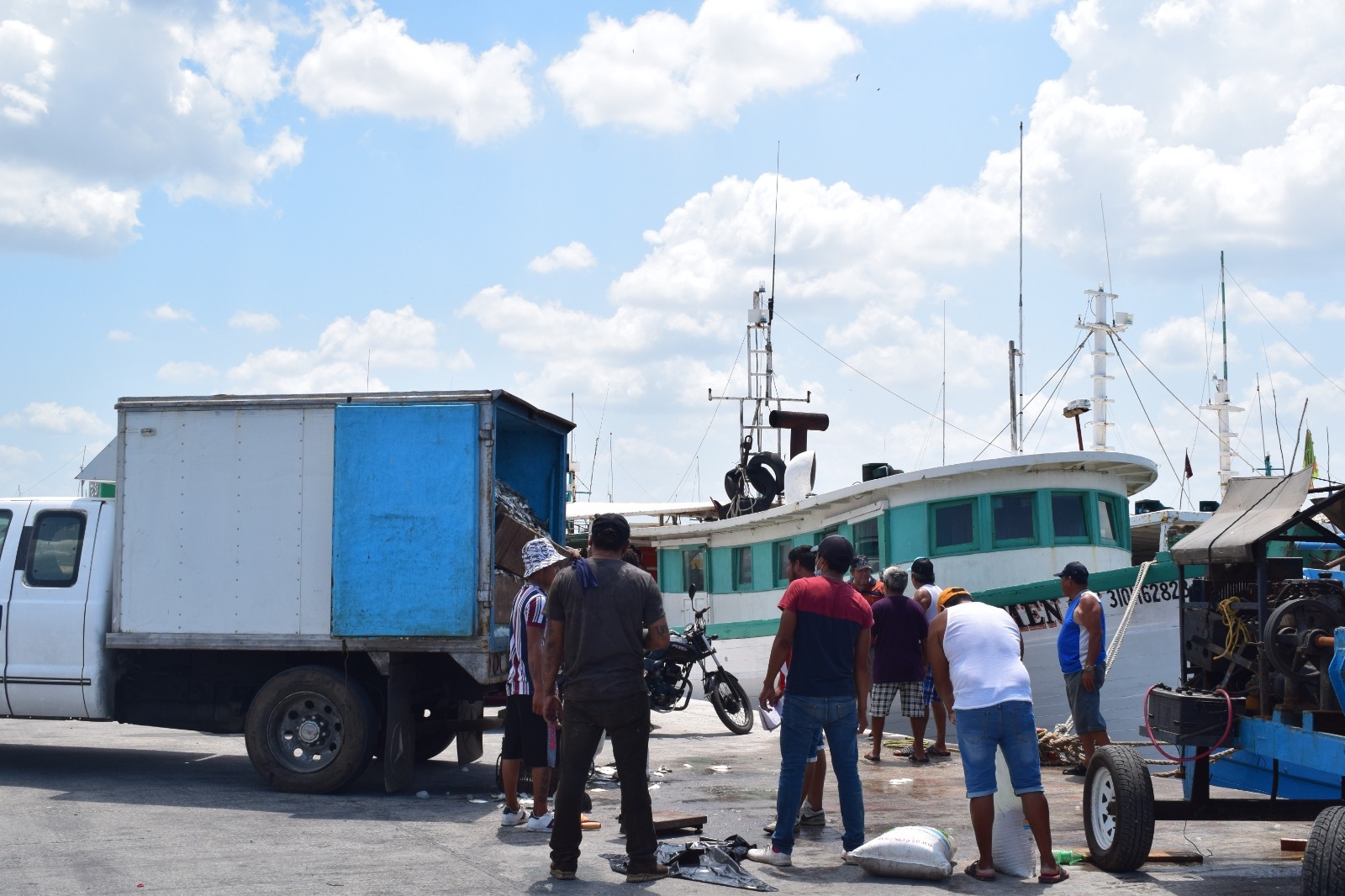 En Progreso, marineros dejaron listas sus embarcaciones para salir en busca de las escamas tipo rojo y negrillo en altamar.