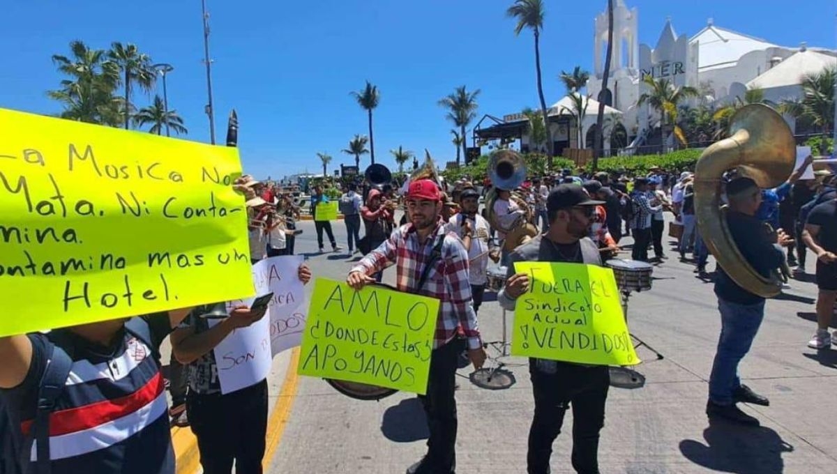 El Presudente Andrés Manuel López Obrador respaldó a los músicos de bandas de mazatlán, señalando que “están en todo su derecho” al protestar contra prohibiciones de hoteleros