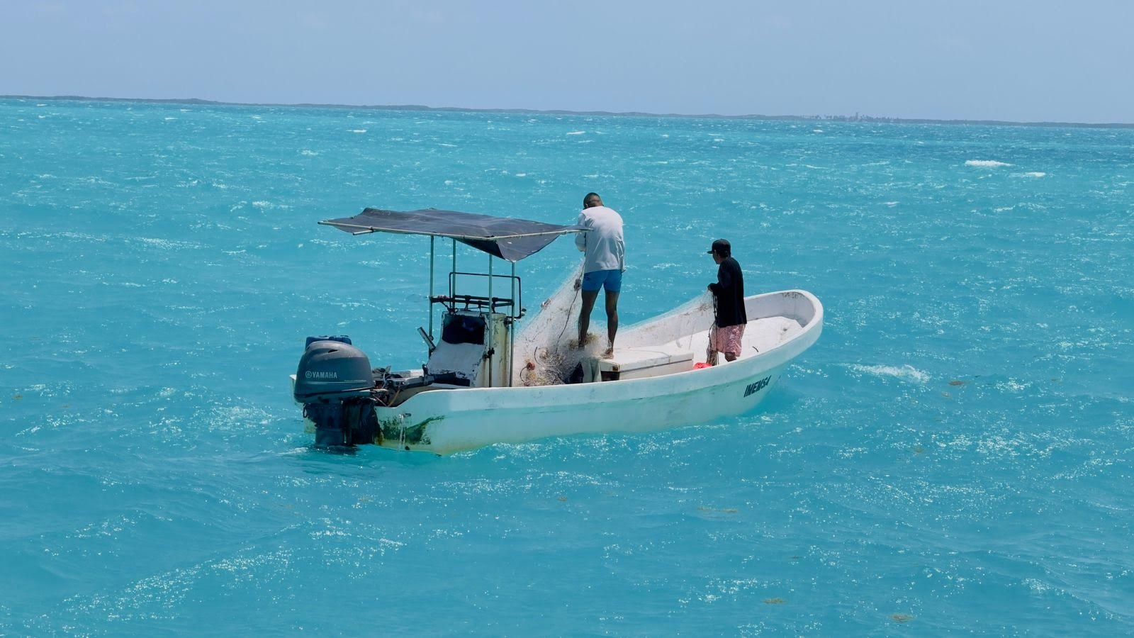 Aseguran embarcación con tres hombres en Isla Mujeres