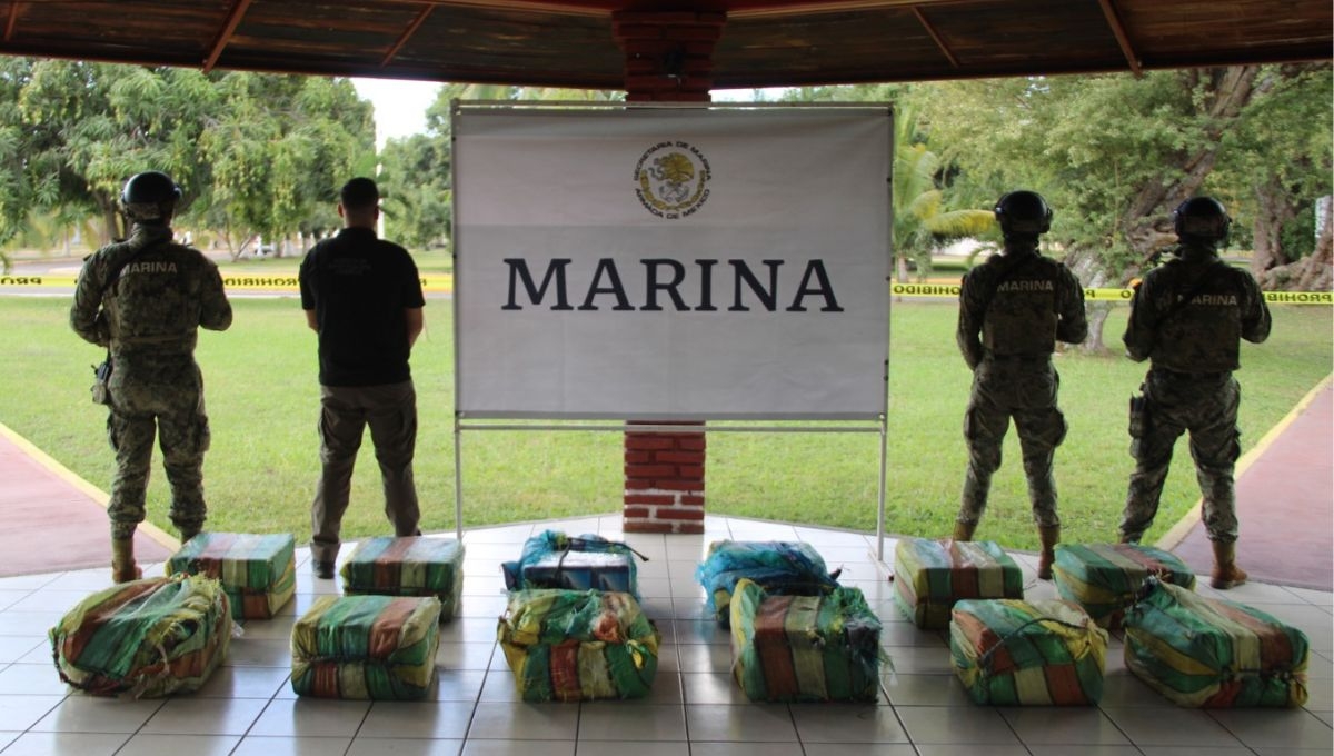 Marina asegura casi dos toneladas de presunta cocaína en playas de Michoacán