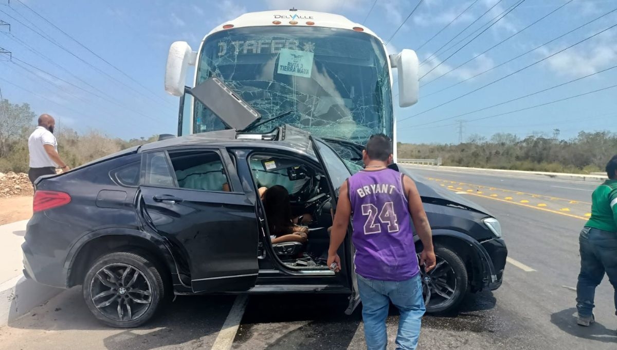 Mujer queda prensada en su camioneta, tras chocar con autobús en Cancún