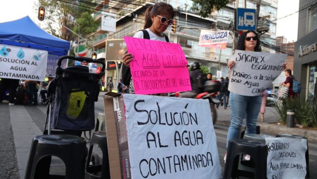 Vecinos que denuncian olor a hidrocarburo en el agua mantienen un bloqueo en Avenida Insurgentes para que se atiendan sus demandas