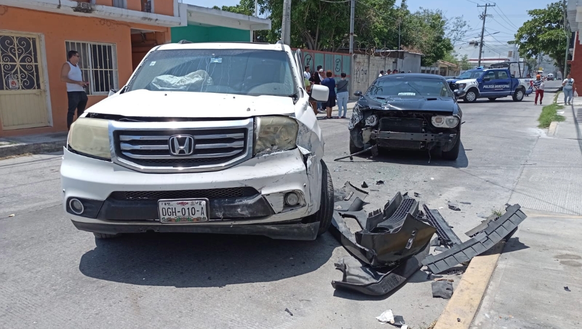 Choque entre dos vehículos deja cuantiosos daños en Ciudad del Carmen