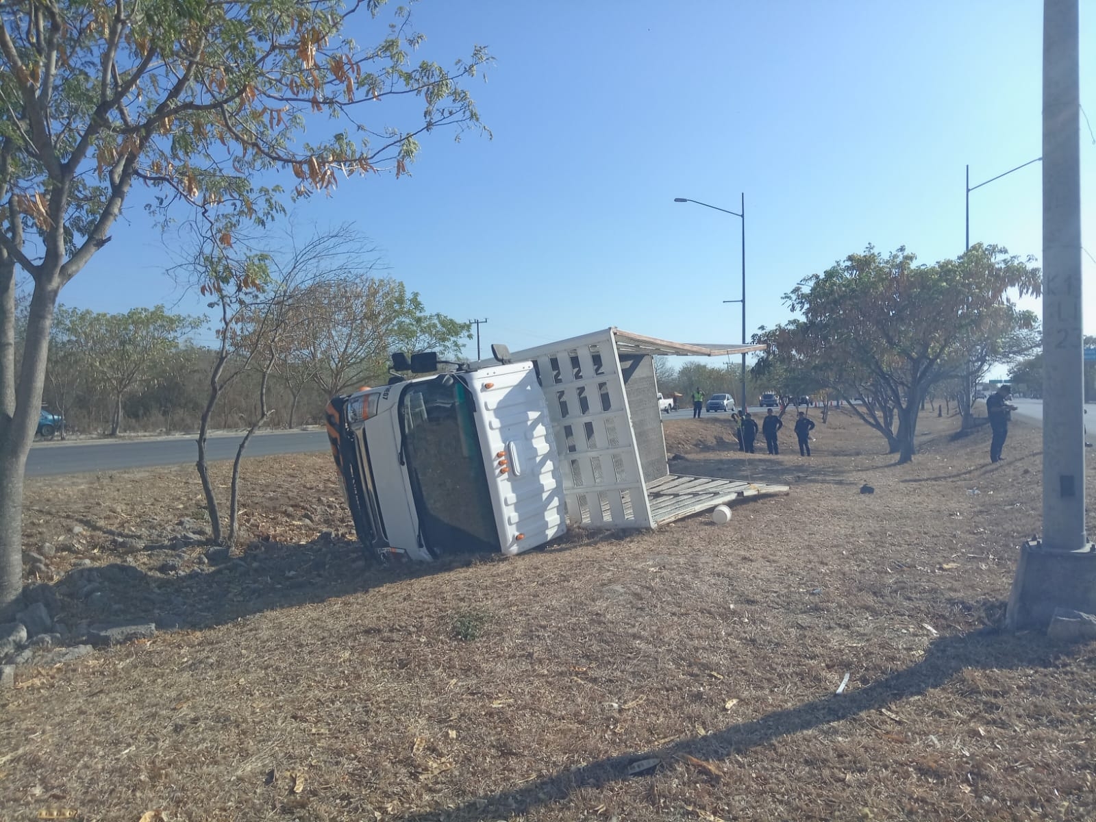 Conductor de una camioneta queda atrapado tras volcar en el Periférico de Mérida