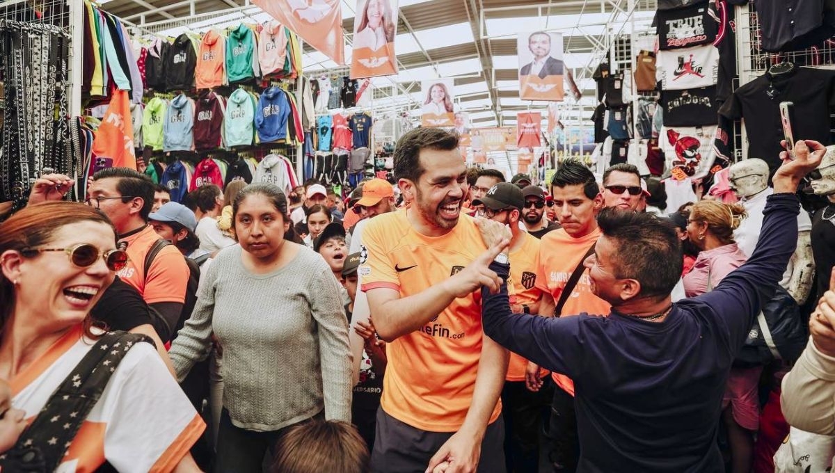 Captan a Jorge Álvarez Máynez disfrutando de una licuachela en Tepito: VIDEO