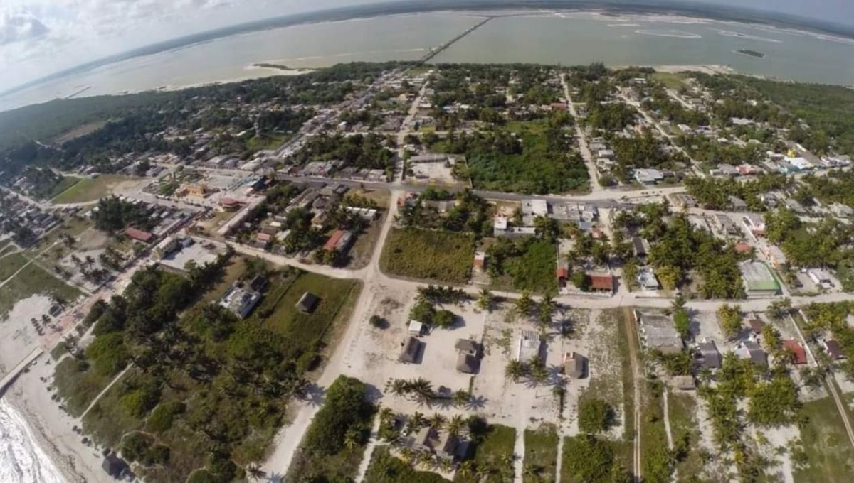 La costa de El Cuyo es amenazada por residentes de casas en la playa