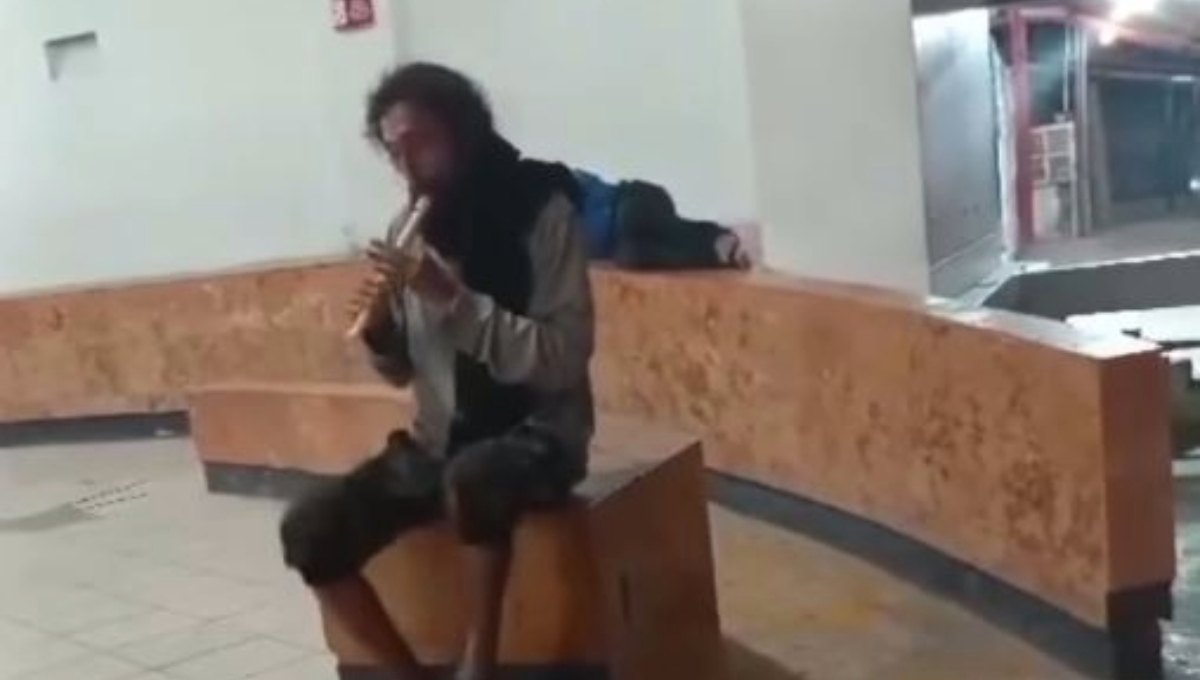 Flautista callejero de Escárcega reaparece, pero ya no permite que lo graben en Campeche