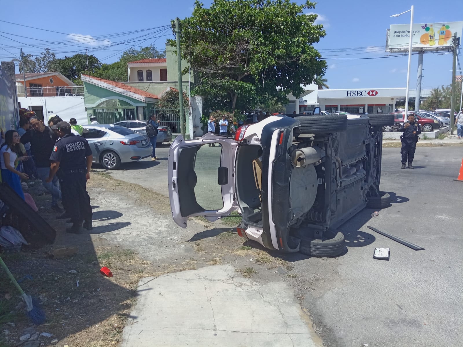 Volcadura en el Circuito Colonias, en Mérida, deja dos lesionados