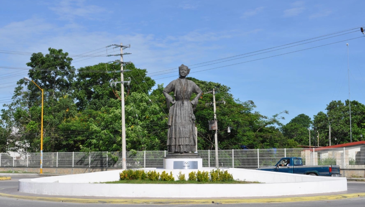 Trailero daña monumento de la 'Mujer Campechana' en Escárcega, Campeche