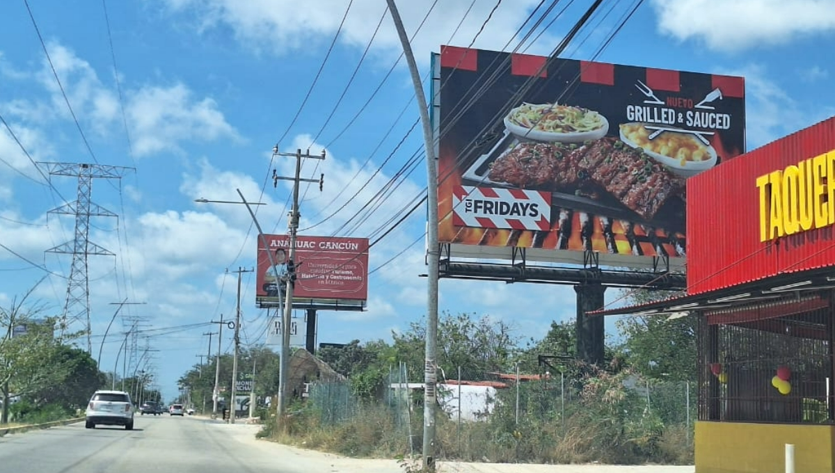 La avenida Huayacán en Cancún está infestada de anuncios espectaculares, un peligro constante para los conductores y transeúntes.