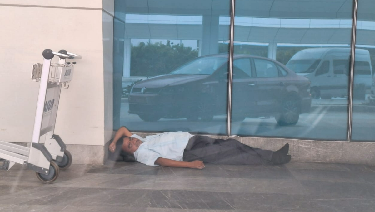 Trabajadores duermen en el aeropuerto de Cancún por falta de transporte