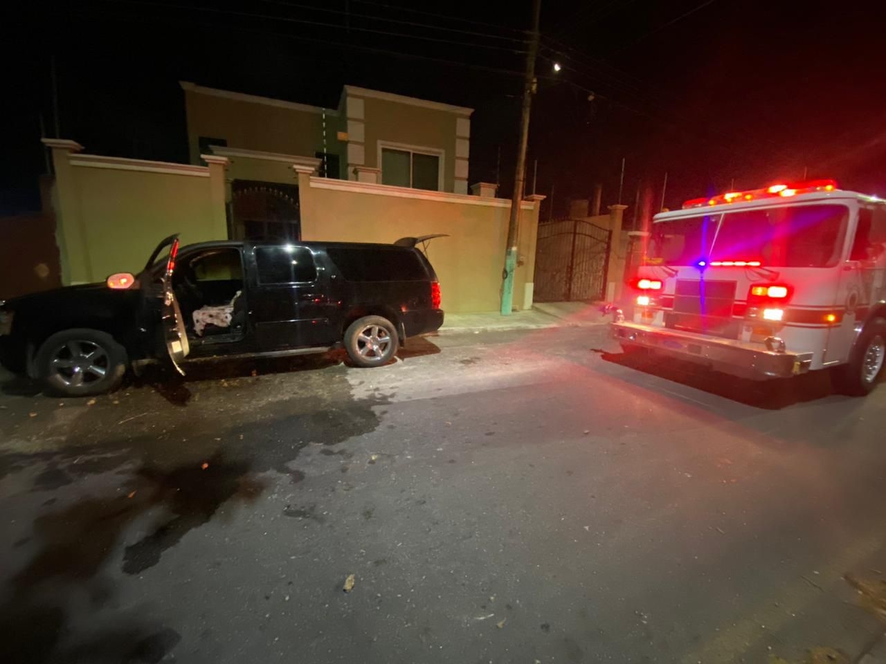 Incendian dos vehículos en la calle Laguna de Bacalar en Chetumal