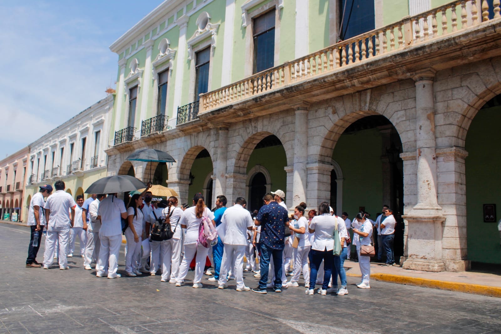 Médicos exigen conservar sus empleos en hospitales de Yucatán