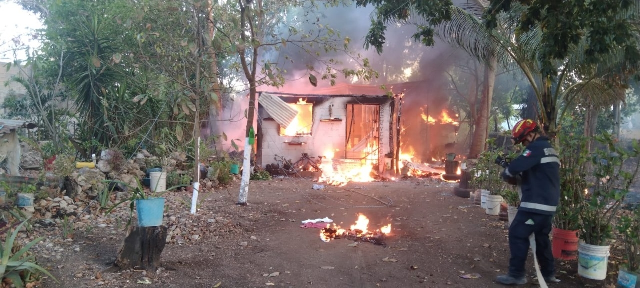 La casa quedó en pérdida total tras incendiarse en Tizimín