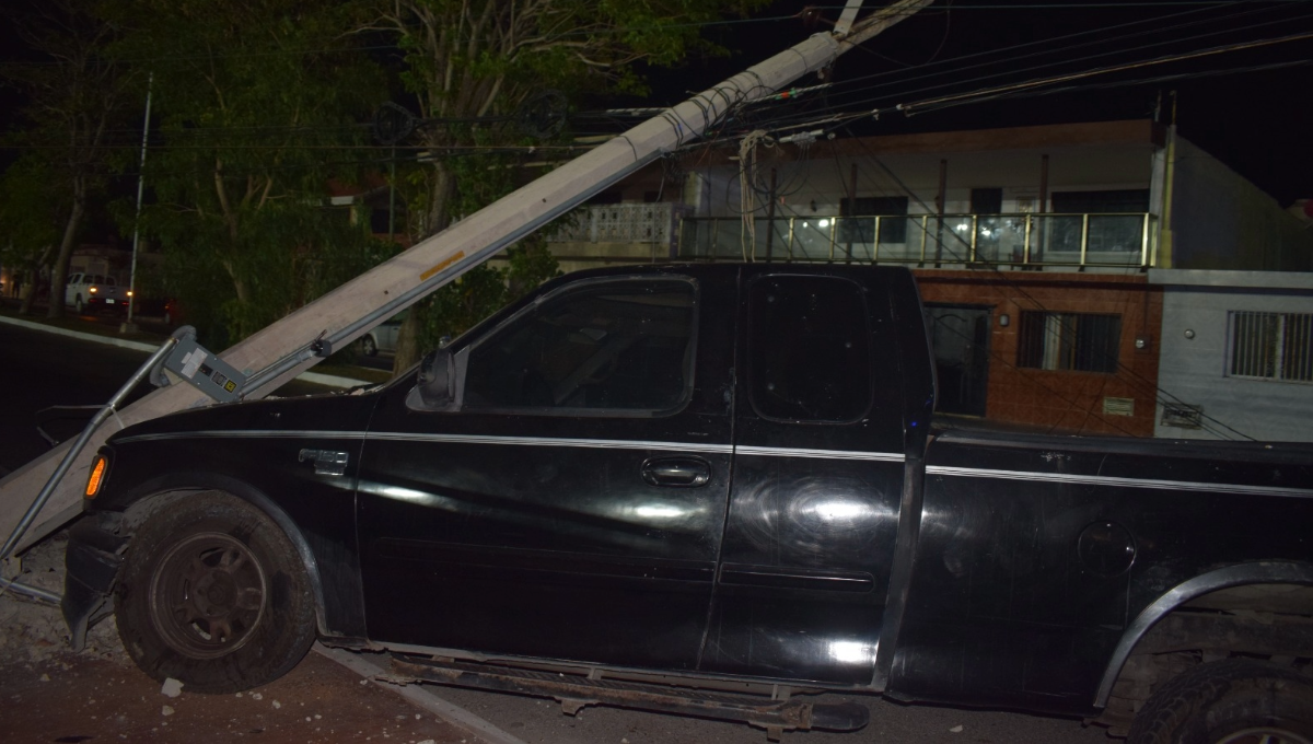 Hombre choca con dos postes de la CFE en Progreso