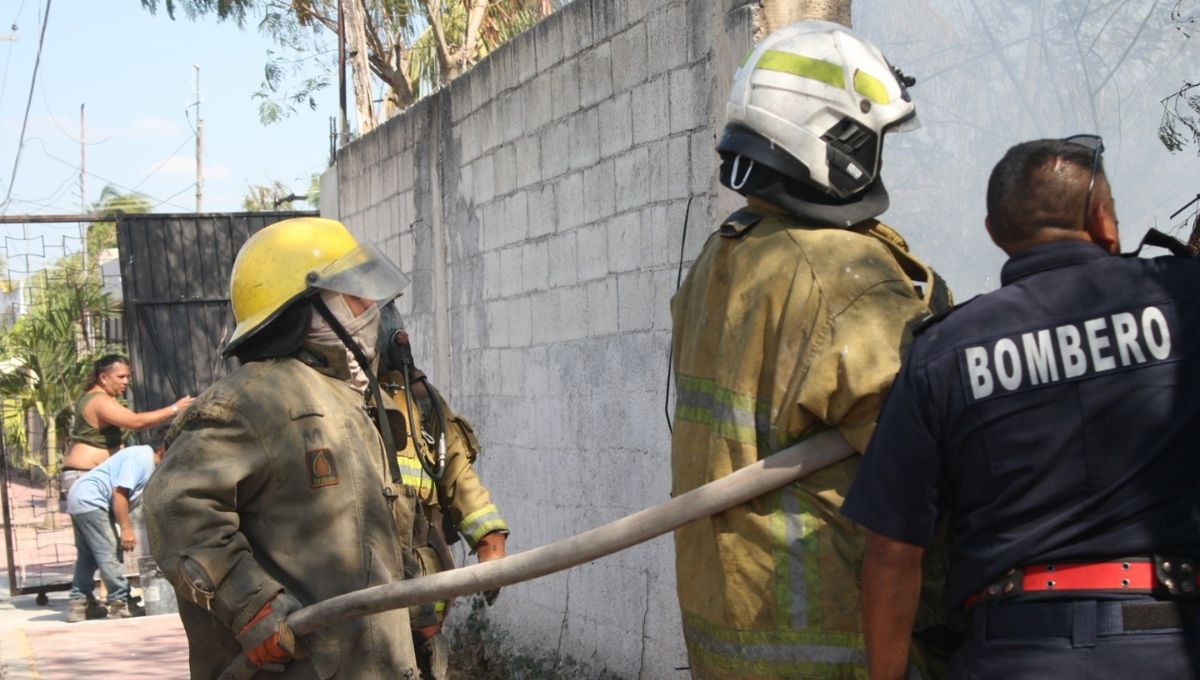 Policías y bomberos combaten incendio en chatarrería de Mérida