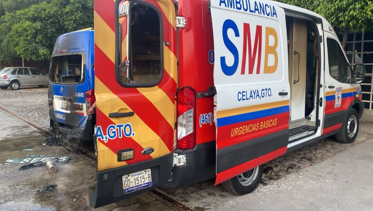 Asesinan a balazos a paramédicos e incendian su ambulancia en Celaya